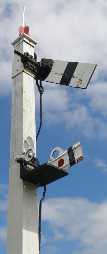 L&YR 1912 signal at Llanuwchllyn, Bala Lake Railway 16 July 2015 showing spindle detail and 'new' sleeve to which it is attached