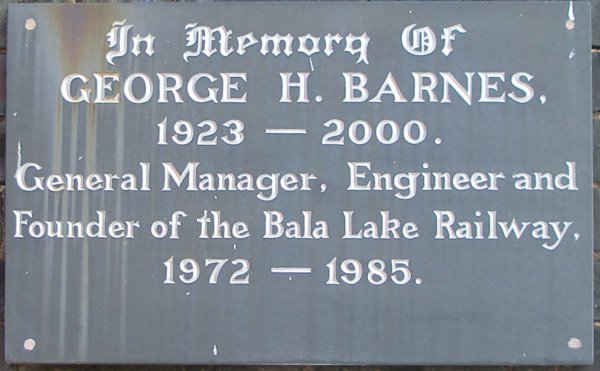 George Barnes slate plaque displayed at Llanuwchllyn Station, Bala Lake Railway which reads "In Memory of George H. Barnes 1923 -2000. General Manager, Engineer and Founder of the Bala Lake Railway 1972 - 1985".