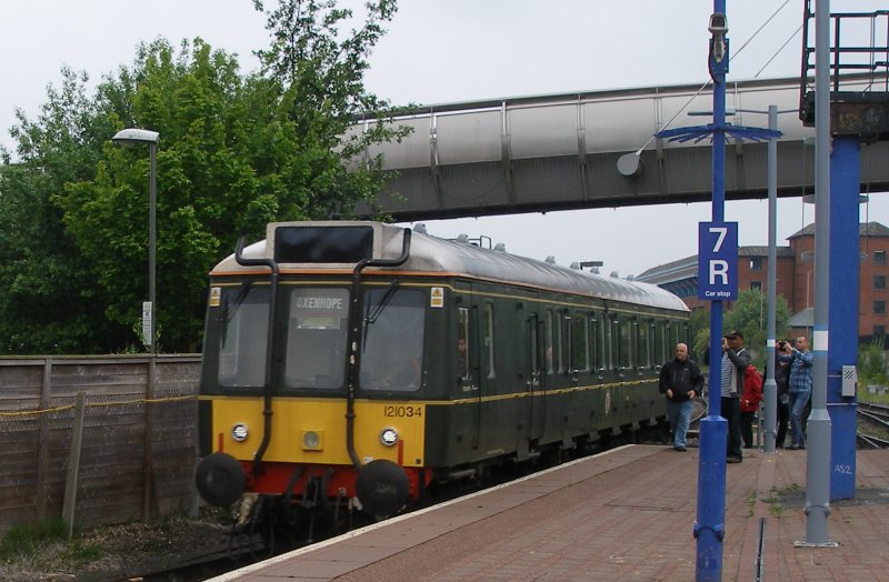 Class 121 entering Platform 1 at Aylesbury 18 May 2017