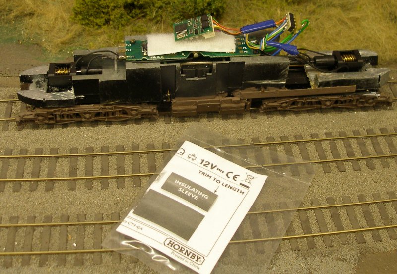 Class 47 showing the revived Lenz 1025 now plugged into the 8-pin socket and the Hornby insulating sleeve in its packet in the foreground.