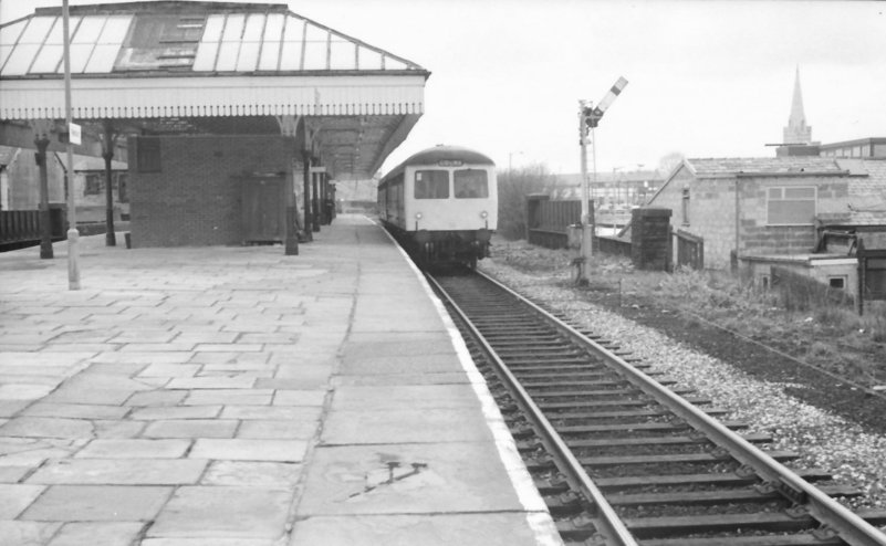 Class 105 Craven DMU at Nelson, Lancashire sets off for Colne on 23 May 1977
