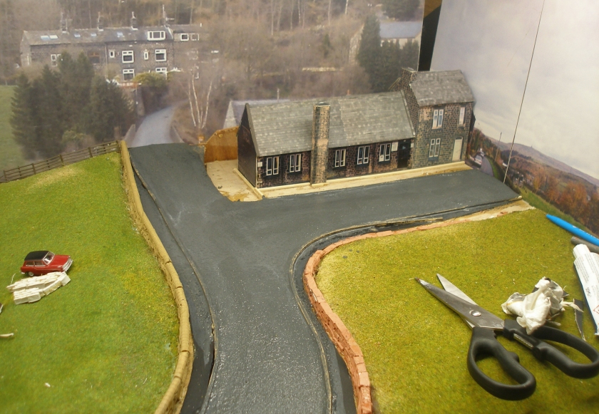 Construction of a 4mm model road: Step 12 The newly painted road was painted with diluted Satin Grey paint