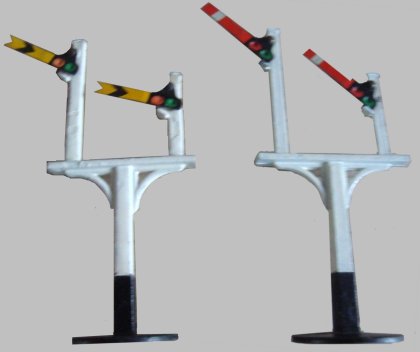 Front of Mecanno Dinky carpet railway bracket signals, Home and Distant types