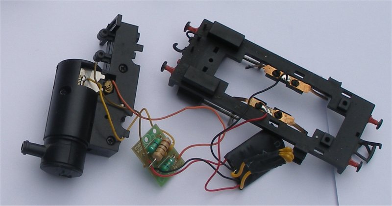 Bachmann 'Greg' DCC starter set 0-4-0 OO gauge loco showing internal wiring and decoder as fitted, and with the fifth yellow wire connecting the circuit board to the motor casing.