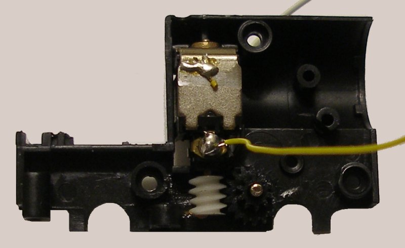 Bachmann starter-set 'Greg' showing the inside of the motor housing and the small, vertical motor.