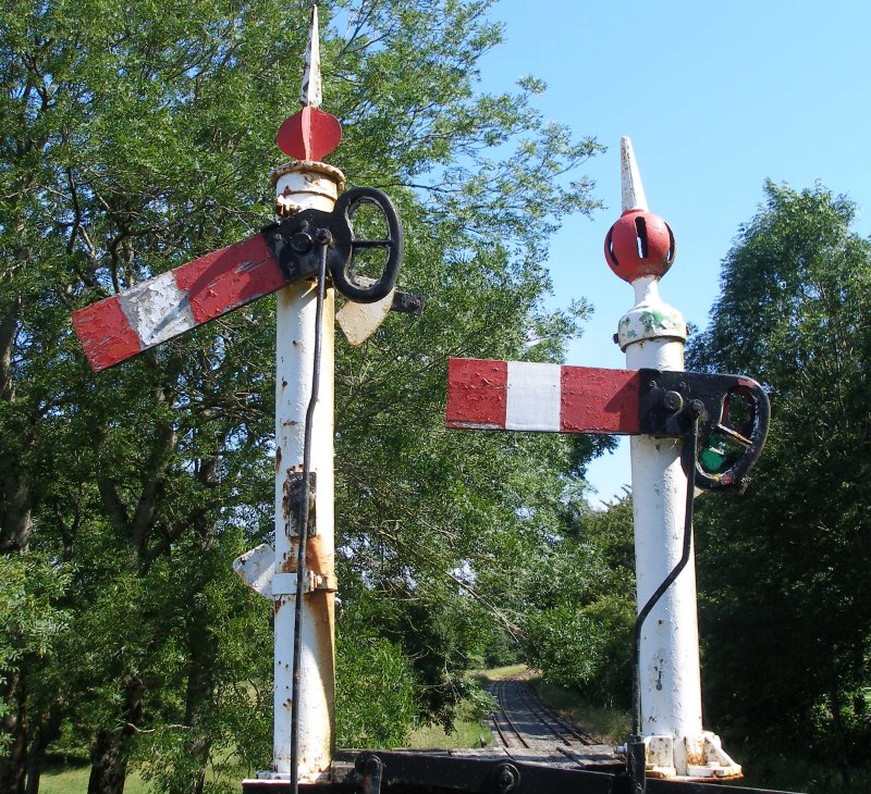 Llangower bracket signal showing LYR shunting signal spectacle plates of 1912 and Raynar Wilson types: 16 July 2015