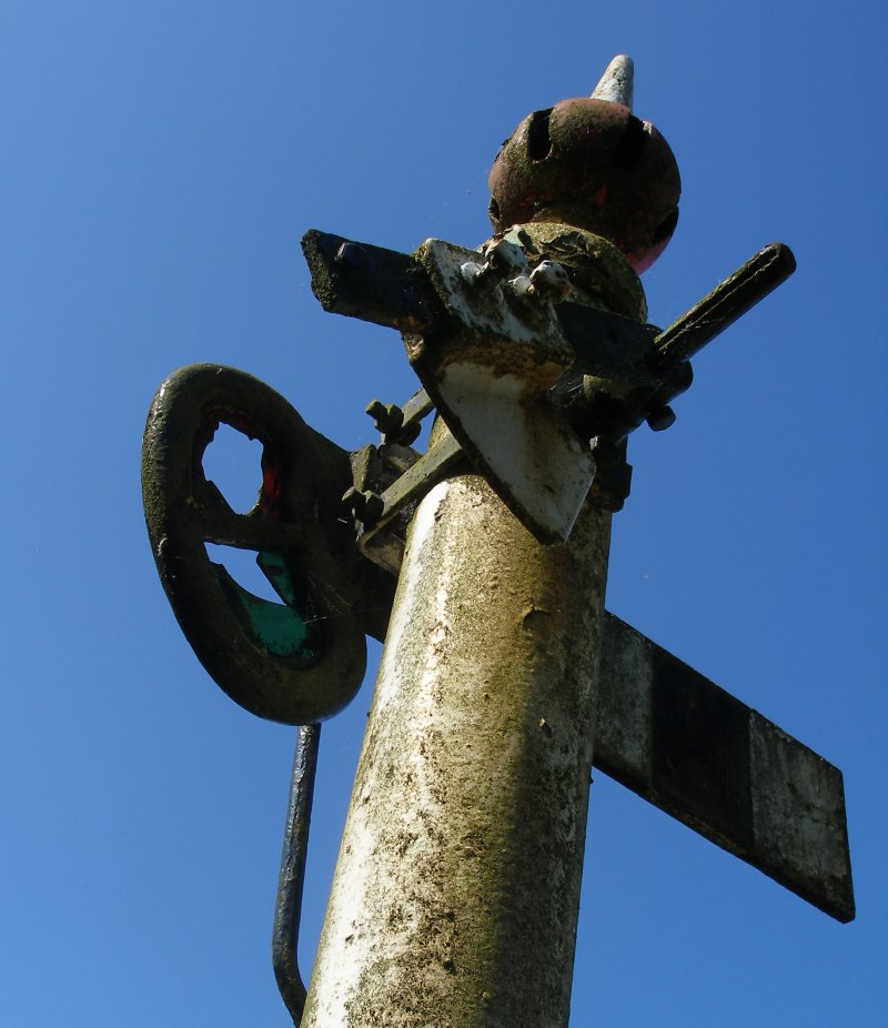 Rear of Llangower bracket signal showing Raynar Wilson LYR shunting signal spectacle plate: 16 July 2015