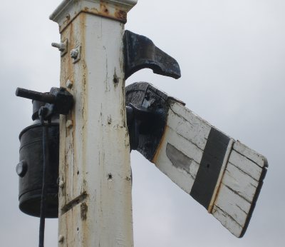Close-up view of rear of Rayner Wilson arm on LYR signal showing relationship between arm stop and spectacle plate, Bala Lake Railway 16 July 2015.