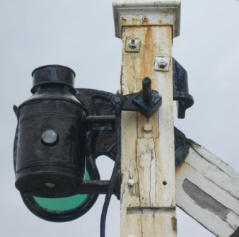 Close-up view of rear of Rayner Wilson arm on LYR signal, Bala Lake Railway 16 July 2015 showing how the rodding is connected to the spindle.