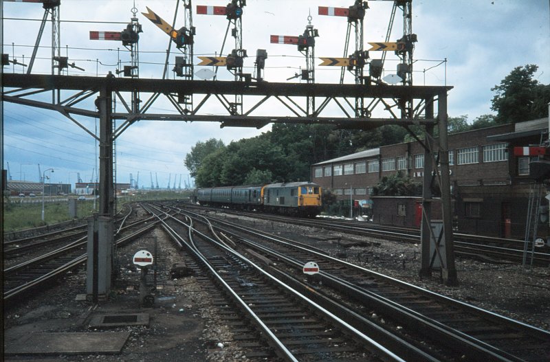 Down bracket gantry carrying Southampton Central's starters