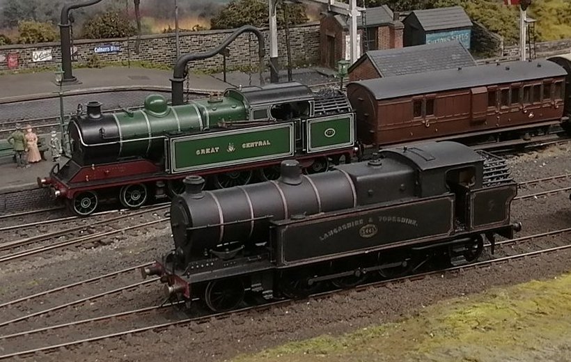 Thurlstone GC OO model railway: GCR Class 9N comparison with LYR Hoy 2-6-2T: three quarters front view