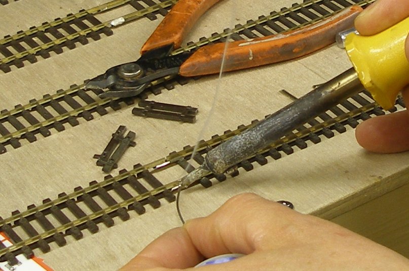 Joining of Peco Steamline Code 70 and Peco Code 100: Soldering the first Code 70 rail to its fishplate
