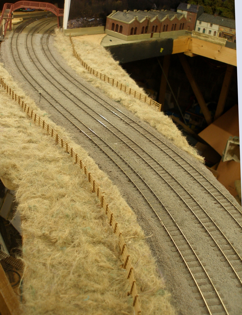 Model railway: Creation of a track cess, grassed areas and fencing: the finished job